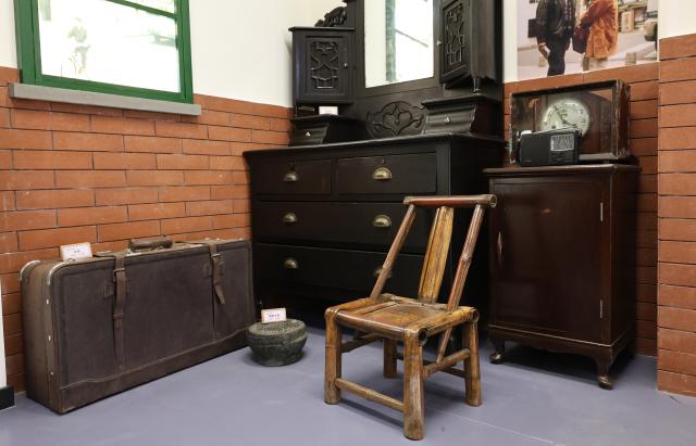 (260715) -- SHANGHAI, July 15, 2026 (Xinhua) -- Old household items donated by residents are pictured at a "time hall" in Pengyi residential compound, Jing'an District, east China's Shanghai, July 14, 2026. In Shanghai's Pengpu Xincun, one of the city's earliest newly built residential areas for in-service staff, senior residents like 92-year-old Yu Meixiang and 75-year-old Peng Juhua shared their memories of bygone days at a gathering with children of the neighborhood. Their stories reflect not only personal history but also a remarkable urban renewal that has transformed their lives while keeping their community intact.
   Built mostly in the 1950s and 1960s, the residential buildings in Pengpu Xincun had long fallen into disrepair, as could be seen in the leaky roofs and crumbling walls. The daily hardships had been worsened by kitchens and bathrooms shared among neighbors, especially when families there were growing in sizes. 
   In response, the local government launched a renewal project in 2005. Residents temporarily relocated while their old homes were reconstructed on the original plots. After two decades of work in multiple phases, Pengyi residential compound of Pengpu Xincun officially opened for its earlier residents to move back in June 2025.
   The refurbished apartments there are now more spacious, each with a private kitchen and bathroom. Elevators, barrier-free access, and a pedestrian-friendly internal traffic system are now in place to make life much easier for the elderly. A neighborhood cultural center with a library and gym is set to open soon. (Xinhua/Fang Zhe)