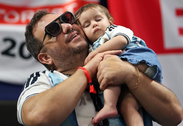 (260716) -- ATLANTA, July 16, 2026 (Xinhua) -- Fans of Argentina react before the semifinal match between Argentina and England at the 2026 FIFA World Cup at Atlanta Stadium in Atlanta, the United States, July 15, 2026. (Xinhua/Cao Can)