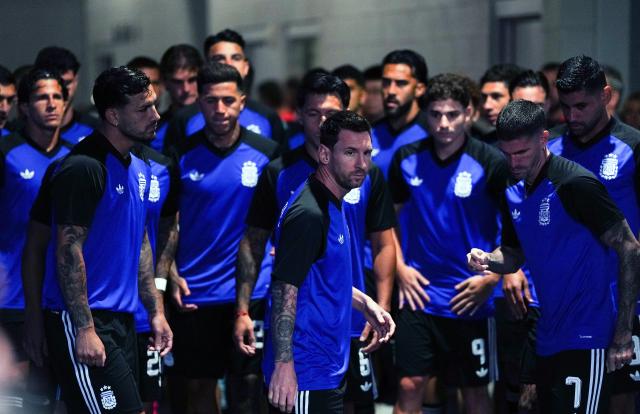 (260716) -- ATLANTA, July 16, 2026 (Xinhua) -- Lionel Messi (front C) of Argentina prepares to warm up before the semifinal match between Argentina and England at the 2026 FIFA World Cup at Atlanta Stadium in Atlanta, the United States, July 15, 2026. (Xinhua/Jia Haocheng)