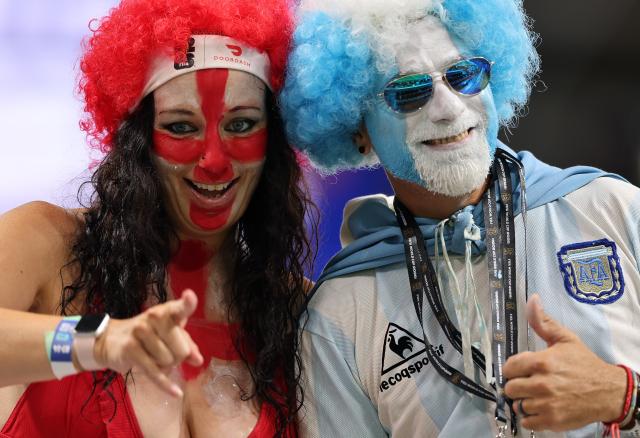 (260716) -- ATLANTA, July 16, 2026 (Xinhua) -- Fans of both teams pose before the semifinal match between Argentina and England at the 2026 FIFA World Cup at Atlanta Stadium in Atlanta, the United States, July 15, 2026. (Xinhua/Cao Can)