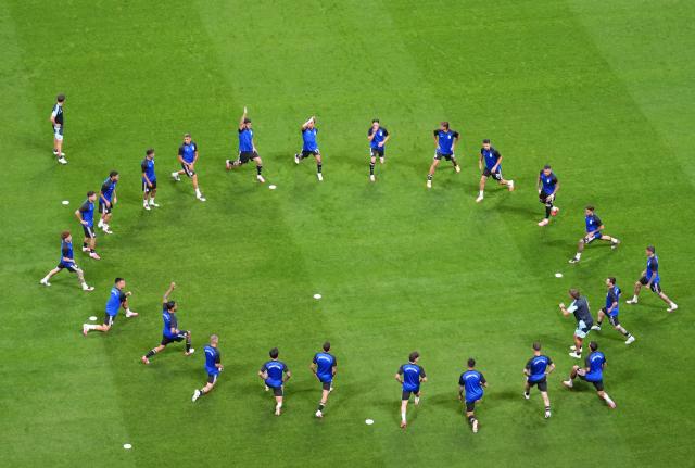 (260716) -- ATLANTA, July 16, 2026 (Xinhua) -- Team Argentina warm up before the semifinal match between Argentina and England at the 2026 FIFA World Cup at Atlanta Stadium in Atlanta, the United States, July 15, 2026. (Xinhua/Xiao Yijiu)