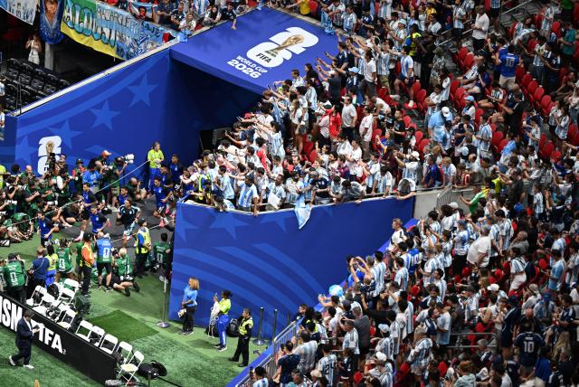 (260716) -- ATLANTA, July 16, 2026 (Xinhua) -- Team Argentina run into the field before the semifinal match between Argentina and England at the 2026 FIFA World Cup at Atlanta Stadium in Atlanta, the United States, July 15, 2026. (Xinhua/Xiao Yijiu)
