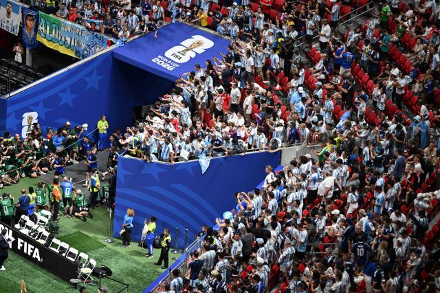 (260716) -- ATLANTA, July 16, 2026 (Xinhua) -- Team Argentina run into the field before the semifinal match between Argentina and England at the 2026 FIFA World Cup at Atlanta Stadium in Atlanta, the United States, July 15, 2026. (Xinhua/Xiao Yijiu)