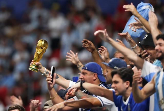 (260716) -- ATLANTA, July 16, 2026 (Xinhua) -- Fans cheer for team Argentina before the semifinal match between Argentina and England at the 2026 FIFA World Cup at Atlanta Stadium in Atlanta, the United States, July 15, 2026. (Xinhua/Li Ming)