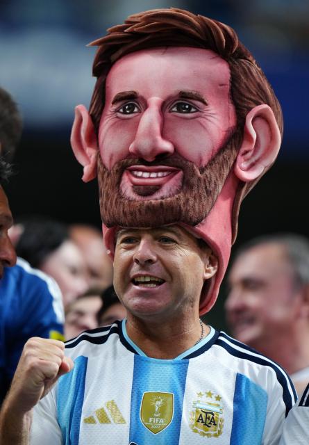 (260716) -- ATLANTA, July 16, 2026 (Xinhua) -- A fan cheers for team Argentina before the semifinal match between Argentina and England at the 2026 FIFA World Cup at Atlanta Stadium in Atlanta, the United States, July 15, 2026. (Xinhua/Jia Haocheng)