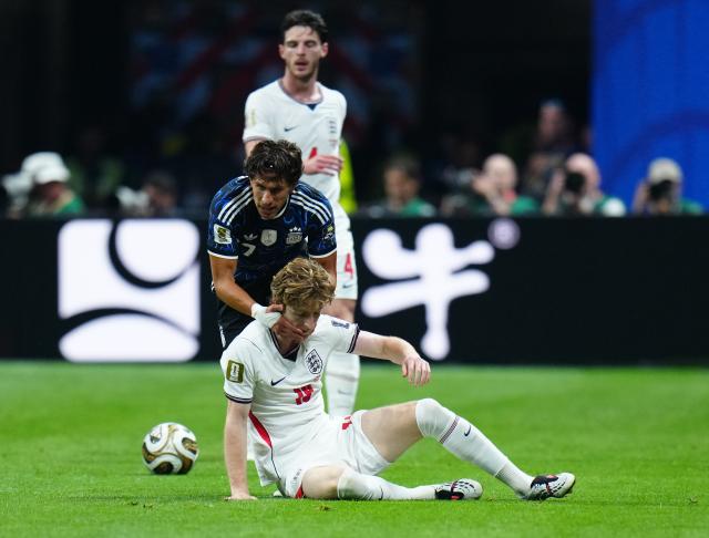 (260716) -- ATLANTA, July 16, 2026 (Xinhua) -- Giuliano Simeone (C) of Argentina comforts Anthony Gordon of England during the semifinal match between Argentina and England at the 2026 FIFA World Cup at Atlanta Stadium in Atlanta, the United States, July 15, 2026. (Xinhua/Jia Haocheng)