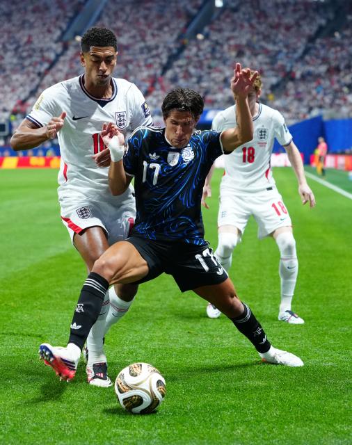 (260716) -- ATLANTA, July 16, 2026 (Xinhua) -- Giuliano Simeone (C) of Argentina vies with Jude Bellingham of England during the semifinal match between Argentina and England at the 2026 FIFA World Cup at Atlanta Stadium in Atlanta, the United States, July 15, 2026. (Xinhua/Jia Haocheng)