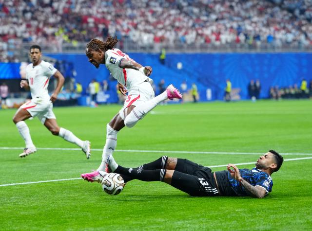 (260716) -- ATLANTA, July 16, 2026 (Xinhua) -- Cristian Romero (bottom) of Argentina vies with Djed Spence of England during the semifinal match between Argentina and England at the 2026 FIFA World Cup at Atlanta Stadium in Atlanta, the United States, July 15, 2026. (Xinhua/Jia Haocheng)