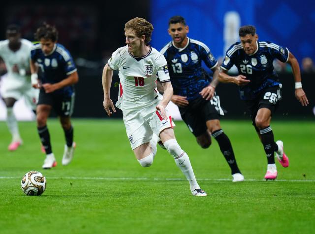 (260716) -- ATLANTA, July 16, 2026 (Xinhua) -- Anthony Gordon (C) of England breaks through during the semifinal match between Argentina and England at the 2026 FIFA World Cup at Atlanta Stadium in Atlanta, the United States, July 15, 2026. (Xinhua/Jia Haocheng)