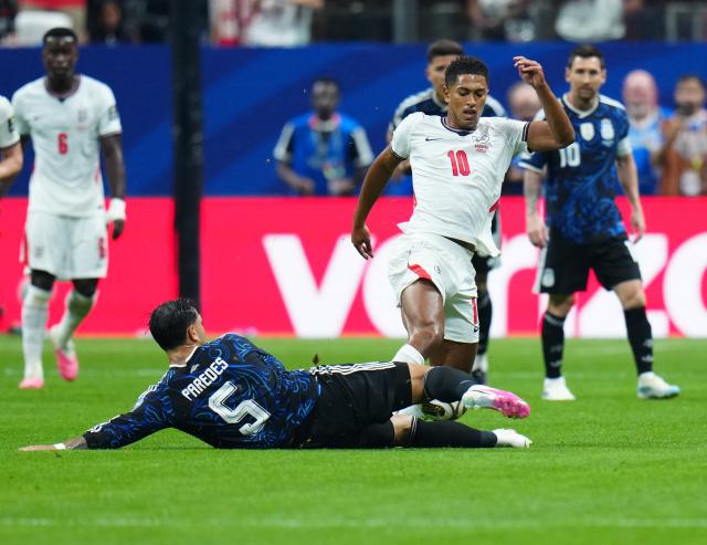 (260716) -- ATLANTA, July 16, 2026 (Xinhua) -- Jude Bellingham (R) of England vies with Leandro Paredes of Argentina during the semifinal match between Argentina and England at the 2026 FIFA World Cup at Atlanta Stadium in Atlanta, the United States, July 15, 2026. (Xinhua/Jia Haocheng)