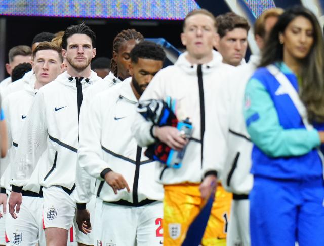 (260716) -- ATLANTA, July 16, 2026 (Xinhua) -- Players of England walk into the field before the semifinal match between Argentina and England at the 2026 FIFA World Cup at Atlanta Stadium in Atlanta, the United States, July 15, 2026. (Xinhua/Jia Haocheng)