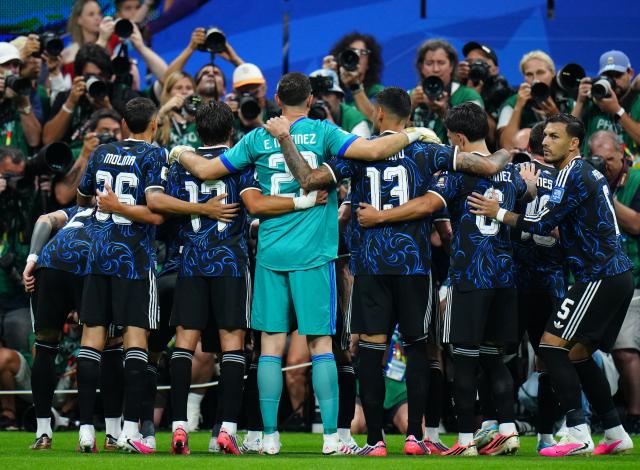 (260716) -- ATLANTA, July 16, 2026 (Xinhua) -- Players of Argentina huddle before the semifinal match between Argentina and England at the 2026 FIFA World Cup at Atlanta Stadium in Atlanta, the United States, July 15, 2026. (Xinhua/Jia Haocheng)