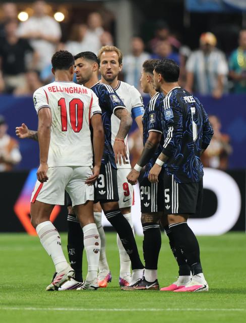(260716) -- ATLANTA, July 16, 2026 (Xinhua) -- Jude Bellingham (1st L) of England clashes against Cristian Romero (2nd L) of Argentina during the semifinal match between Argentina and England at the 2026 FIFA World Cup at Atlanta Stadium in Atlanta, the United States, July 15, 2026. (Xinhua/Cao Can)