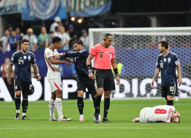 (260716) -- ATLANTA, July 16, 2026 (Xinhua) -- Elliot Anderson (bottom) of England falls down as Jude Bellingham (2nd L) of England clashes against Leandro Paredes (C) of Argentina during the semifinal match between Argentina and England at the 2026 FIFA World Cup at Atlanta Stadium in Atlanta, the United States, July 15, 2026. (Xinhua/Cao Can)