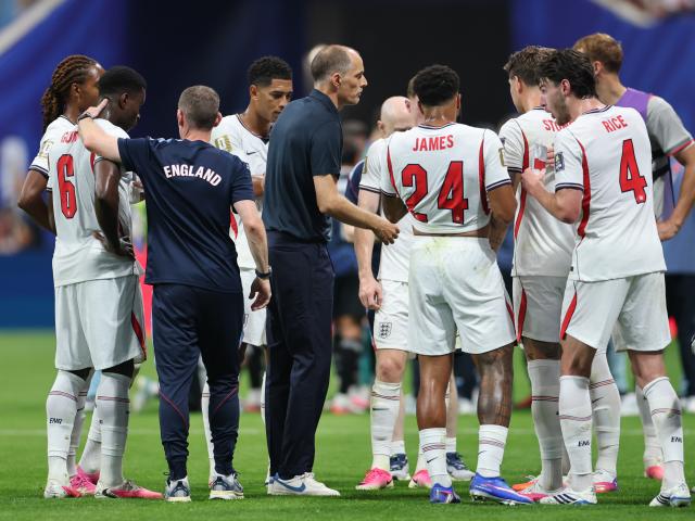 (260716) -- ATLANTA, July 16, 2026 (Xinhua) -- Thomas Tuchel (C), head coach of England, instructs players in a hydration break during the semifinal match between Argentina and England at the 2026 FIFA World Cup at Atlanta Stadium in Atlanta, the United States, July 15, 2026. (Xinhua/Cao Can)
