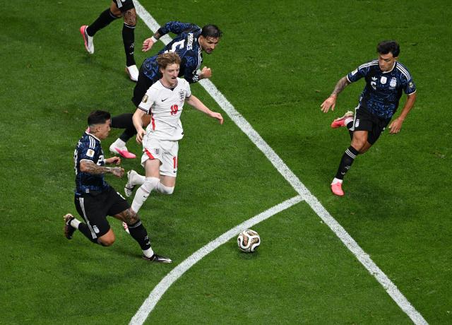 (260716) -- ATLANTA, July 16, 2026 (Xinhua) -- Anthony Gordon (2nd L) of England breaks through during the semifinal match between Argentina and England at the 2026 FIFA World Cup at Atlanta Stadium in Atlanta, the United States, July 15, 2026. (Xinhua/Xiao Yijiu)