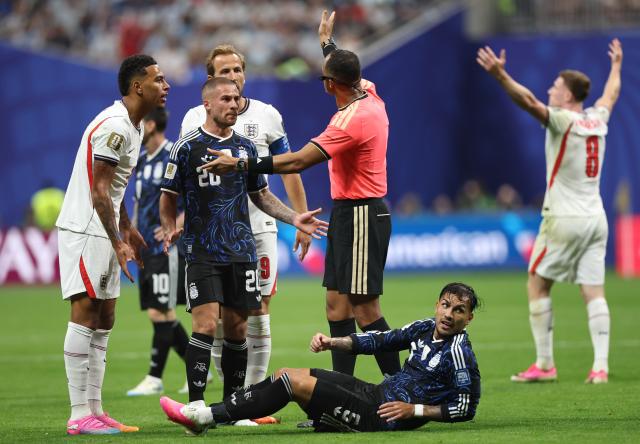 (260716) -- ATLANTA, July 16, 2026 (Xinhua) -- Players of both sides communicate with the referee during the semifinal match between Argentina and England at the 2026 FIFA World Cup at Atlanta Stadium in Atlanta, the United States, July 15, 2026. (Xinhua/Li Ming)