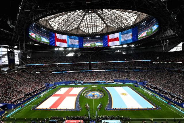 (260716) -- ATLANTA, July 16, 2026 (Xinhua) -- Players of both sides react before the semifinal match between Argentina and England at the 2026 FIFA World Cup at Atlanta Stadium in Atlanta, the United States, July 15, 2026. (Xinhua/Xiao Yijiu)