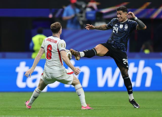(260716) -- ATLANTA, July 16, 2026 (Xinhua) -- Enzo Fernandez (R) of Argentina vies with Elliot Anderson of England during the semifinal match between Argentina and England at the 2026 FIFA World Cup at Atlanta Stadium in Atlanta, the United States, July 15, 2026. (Xinhua/Cao Can)