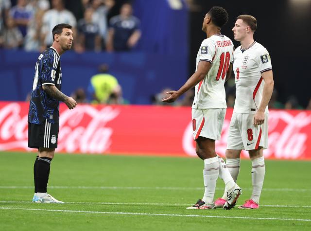 (260716) -- ATLANTA, July 16, 2026 (Xinhua) -- Lionel Messi (L) of Argentina communicates with Jude Bellingham (C) of England during the semifinal match between Argentina and England at the 2026 FIFA World Cup at Atlanta Stadium in Atlanta, the United States, July 15, 2026. (Xinhua/Li Ming)