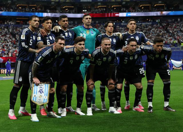 (260716) -- ATLANTA, July 16, 2026 (Xinhua) -- Starting players of Argentina pose for group photos before the semifinal match between Argentina and England at the 2026 FIFA World Cup at Atlanta Stadium in Atlanta, the United States, July 15, 2026. (Xinhua/Li Ming)
