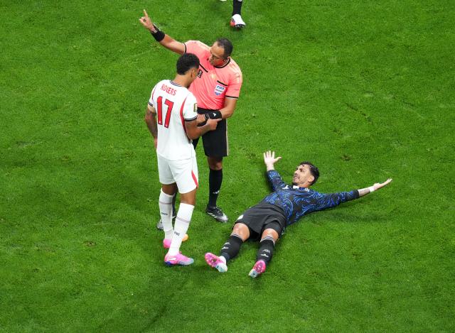 (260716) -- ATLANTA, July 16, 2026 (Xinhua) -- Leandro Paredes (R) of Argentina gestures during the semifinal match between Argentina and England at the 2026 FIFA World Cup at Atlanta Stadium in Atlanta, the United States, July 15, 2026. (Xinhua/Xiao Yijiu)