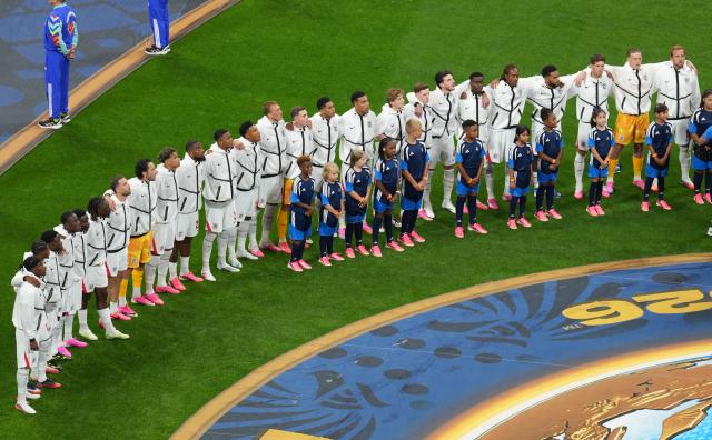 (260716) -- ATLANTA, July 16, 2026 (Xinhua) -- Players of England line up before the semifinal match between Argentina and England at the 2026 FIFA World Cup at Atlanta Stadium in Atlanta, the United States, July 15, 2026. (Xinhua/Xiao Yijiu)