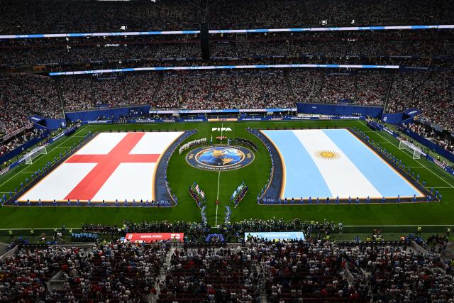 (260716) -- ATLANTA, July 16, 2026 (Xinhua) -- Players of both sides react before the semifinal match between Argentina and England at the 2026 FIFA World Cup at Atlanta Stadium in Atlanta, the United States, July 15, 2026. (Xinhua/Xiao Yijiu)