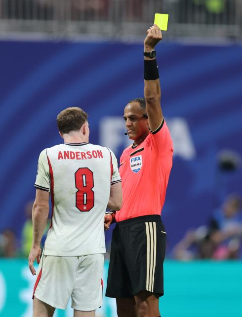 (260716) -- ATLANTA, July 16, 2026 (Xinhua) -- Elliot Anderson (L) of England is shown a yellow card during the semifinal match between Argentina and England at the 2026 FIFA World Cup at Atlanta Stadium in Atlanta, the United States, July 15, 2026. (Xinhua/Cao Can)