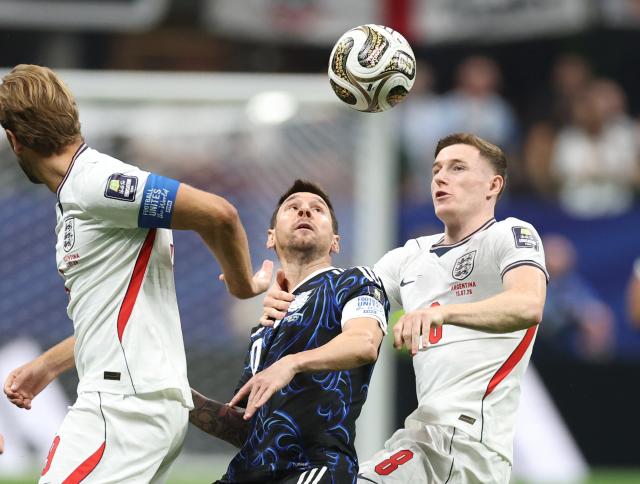 (260716) -- ATLANTA, July 16, 2026 (Xinhua) -- Lionel Messi (C) of Argentina vies with Elliot Anderson (R) of England during the semifinal match between Argentina and England at the 2026 FIFA World Cup at Atlanta Stadium in Atlanta, the United States, July 15, 2026. (Xinhua/Li Ming)
