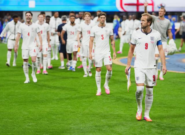 (260716) -- ATLANTA, July 16, 2026 (Xinhua) -- Harry Kane (1st R) of England walks into the field before the semifinal match between Argentina and England at the 2026 FIFA World Cup at Atlanta Stadium in Atlanta, the United States, July 15, 2026. (Xinhua/Xu Chang)