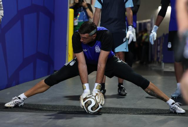 (260716) -- ATLANTA, July 16, 2026 (Xinhua) -- Goalkeeper Emiliano Martinez of Argentina reacts before the semifinal match between Argentina and England at the 2026 FIFA World Cup at Atlanta Stadium in Atlanta, the United States, July 15, 2026. (Xinhua/Li Ming)