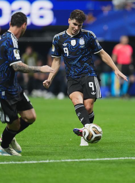 (260716) -- ATLANTA, July 16, 2026 (Xinhua) -- Julian Alvarez (R) of Argentina passes the ball during the semifinal match between Argentina and England at the 2026 FIFA World Cup at Atlanta Stadium in Atlanta, the United States, July 15, 2026. (Xinhua/Xu Chang)