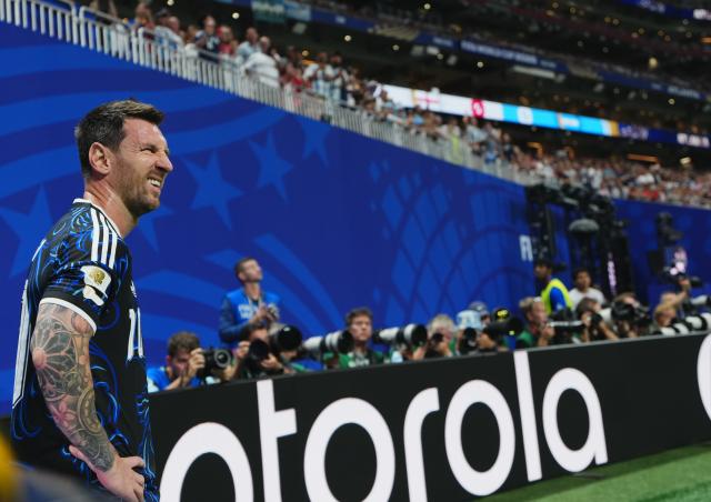 (260716) -- ATLANTA, July 16, 2026 (Xinhua) -- Lionel Messi of Argentina is ready to take a corner kick during the semifinal match between Argentina and England at the 2026 FIFA World Cup at Atlanta Stadium in Atlanta, the United States, July 15, 2026. (Xinhua/Xu Chang)