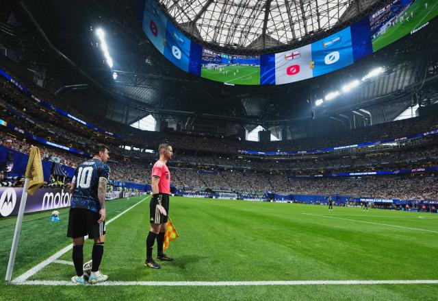 (260716) -- ATLANTA, July 16, 2026 (Xinhua) -- Lionel Messi of Argentina is ready to take a corner kick during the semifinal match between Argentina and England at the 2026 FIFA World Cup at Atlanta Stadium in Atlanta, the United States, July 15, 2026. (Xinhua/Xu Chang)