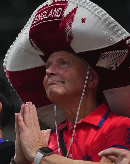 (260716) -- ATLANTA, July 16, 2026 (Xinhua) -- A fan cheers for team England before the semifinal match between Argentina and England at the 2026 FIFA World Cup at Atlanta Stadium in Atlanta, the United States, July 15, 2026. (Xinhua/Xu Chang)
