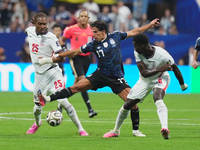 (260716) -- ATLANTA, July 16, 2026 (Xinhua) -- Giuliano Simeone (C) of Argentina vies with Djed Spence (L) of England during the semifinal match between Argentina and England at the 2026 FIFA World Cup at Atlanta Stadium in Atlanta, the United States, July 15, 2026. (Xinhua/Xu Chang)