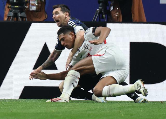 (260716) -- ATLANTA, July 16, 2026 (Xinhua) -- Lionel Messi (rear) of Argentina vies with Jude Bellingham of England during the semifinal match between Argentina and England at the 2026 FIFA World Cup at Atlanta Stadium in Atlanta, the United States, July 15, 2026. (Xinhua/Cao Can)