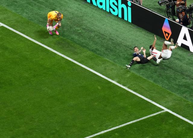 (260716) -- ATLANTA, July 16, 2026 (Xinhua) -- Goalkeeper Jordan Pickford (L) of England saves the ball during the semifinal match between Argentina and England at the 2026 FIFA World Cup at Atlanta Stadium in Atlanta, the United States, July 15, 2026. (Xinhua/Xiao Yijiu)