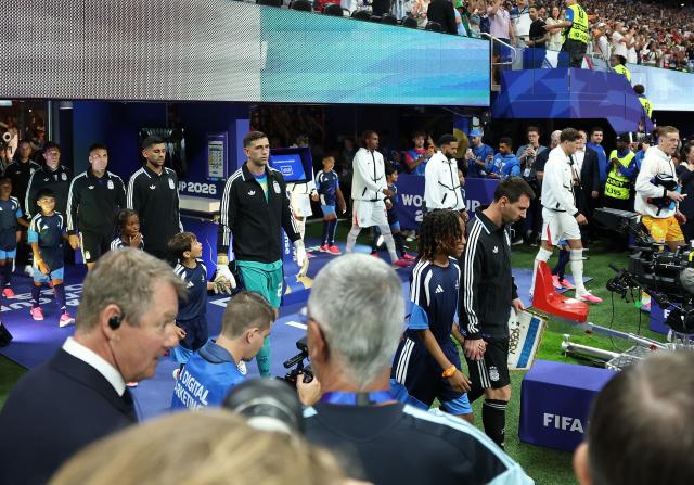 (260716) -- ATLANTA, July 16, 2026 (Xinhua) -- Players of both sides walk into the field before the semifinal match between Argentina and England at the 2026 FIFA World Cup at Atlanta Stadium in Atlanta, the United States, July 15, 2026. (Xinhua/Li Ming)