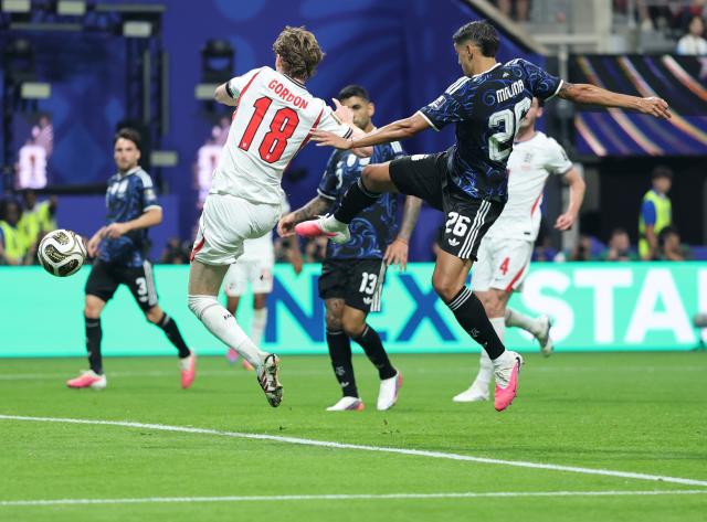 (260716) -- ATLANTA, July 16, 2026 (Xinhua) -- Anthony Gordon (front L) of England shoots and scores during the semifinal match between Argentina and England at the 2026 FIFA World Cup at Atlanta Stadium in Atlanta, the United States, July 15, 2026. (Xinhua/Cao Can)