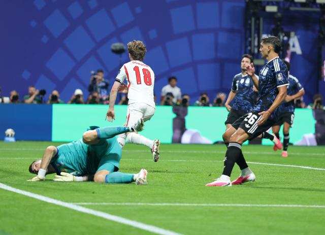 (260716) -- ATLANTA, July 16, 2026 (Xinhua) -- Anthony Gordon (2nd L) of England celebrates a goal during the semifinal match between Argentina and England at the 2026 FIFA World Cup at Atlanta Stadium in Atlanta, the United States, July 15, 2026. (Xinhua/Cao Can)