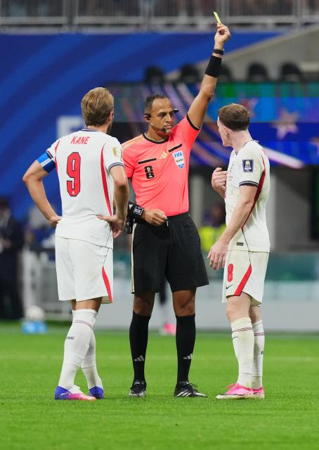 (260716) -- ATLANTA, July 16, 2026 (Xinhua) -- Elliot Anderson (R) of England is shown a yellow card during the semifinal match between Argentina and England at the 2026 FIFA World Cup at Atlanta Stadium in Atlanta, the United States, July 15, 2026. (Xinhua/Xu Chang)