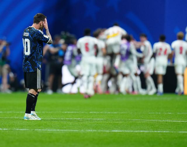 (260716) -- ATLANTA, July 16, 2026 (Xinhua) -- Lionel Messi of Argentina reacts as players of England celebrate a goal during the semifinal match between Argentina and England at the 2026 FIFA World Cup at Atlanta Stadium in Atlanta, the United States, July 15, 2026. (Xinhua/Jia Haocheng)