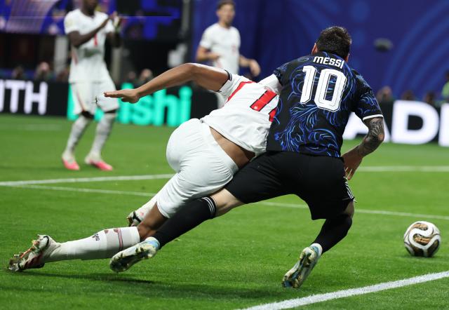 (260716) -- ATLANTA, July 16, 2026 (Xinhua) -- Lionel Messi (R) of Argentina vies with Jude Bellingham of England during the semifinal match between Argentina and England at the 2026 FIFA World Cup at Atlanta Stadium in Atlanta, the United States, July 15, 2026. (Xinhua/Li Ming)