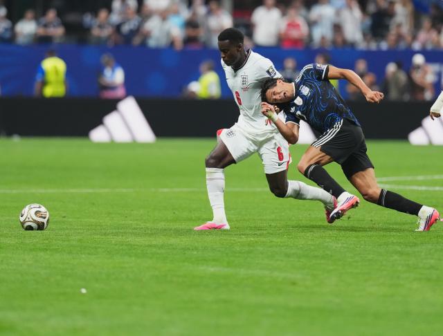(260716) -- ATLANTA, July 16, 2026 (Xinhua) -- Giuliano Simeone (R) of Argentina vies with Marc Guehi of England during the semifinal match between Argentina and England at the 2026 FIFA World Cup at Atlanta Stadium in Atlanta, the United States, July 15, 2026. (Xinhua/Xu Chang)