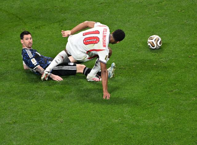 (260716) -- ATLANTA, July 16, 2026 (Xinhua) -- Lionel Messi (L) of Argentina vies with Jude Bellingham of England during the semifinal match between Argentina and England at the 2026 FIFA World Cup at Atlanta Stadium in Atlanta, the United States, July 15, 2026. (Xinhua/Xiao Yijiu)