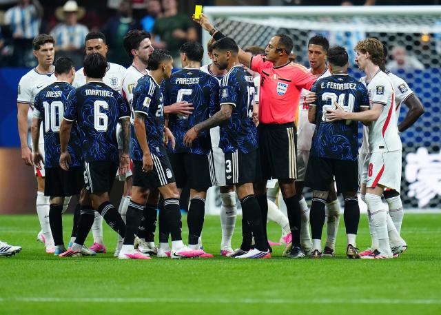 (260716) -- ATLANTA, July 16, 2026 (Xinhua) -- Players of both sides communicate with the referee during the semifinal match between Argentina and England at the 2026 FIFA World Cup at Atlanta Stadium in Atlanta, the United States, July 15, 2026. (Xinhua/Jia Haocheng)