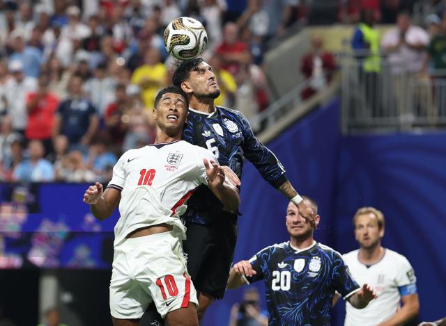 (260716) -- ATLANTA, July 16, 2026 (Xinhua) -- Jude Bellingham (top L) of England jumps for a header against Lisandro Martinez of Argentina during the semifinal match between Argentina and England at the 2026 FIFA World Cup at Atlanta Stadium in Atlanta, the United States, July 15, 2026. (Xinhua/Li Ming)