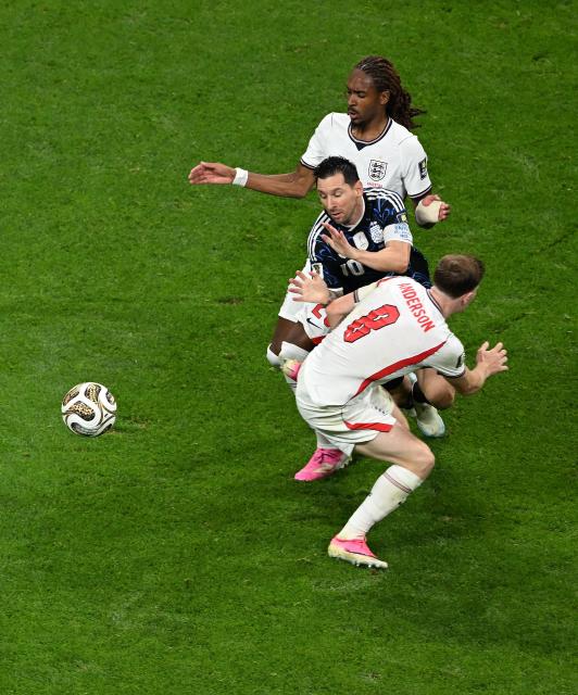 (260716) -- ATLANTA, July 16, 2026 (Xinhua) -- Lionel Messi (C) of Argentina vies with Elliot Anderson (bottom) of England during the semifinal match between Argentina and England at the 2026 FIFA World Cup at Atlanta Stadium in Atlanta, the United States, July 15, 2026. (Xinhua/Xiao Yijiu)